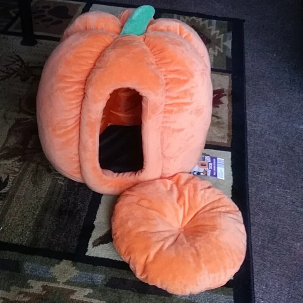 NWT Cozy Pumpkin-Shaped Cat Bed - Orange
